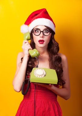 öldürülecek telefonla birlikte Noel şapkalı güzel esmer kız