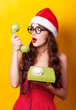 öldürülecek telefonla birlikte Noel şapkalı güzel esmer kız
