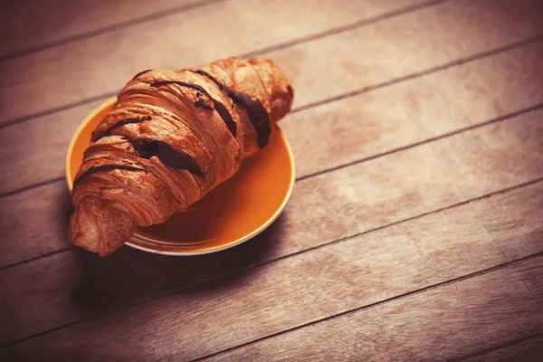 Croissant francés sobre una mesa de madera —  Fotos de Stock
