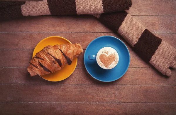 Fransız kruvasan ve kahve bir ahşap tablo — Stok fotoğraf