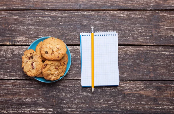 Cookie 和铅笔和笔记本. — 图库照片