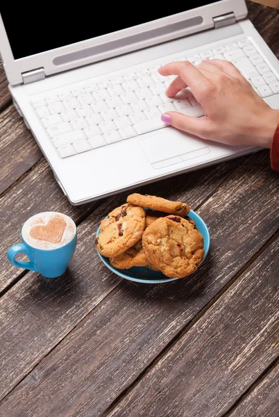 Çerez ve kadınların el notebook ile. — Stok fotoğraf