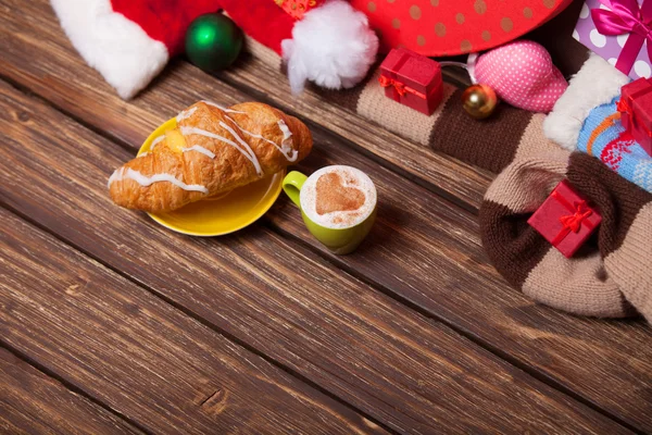 Xícara de café e croissant no fundo de Natal . — Fotografia de Stock