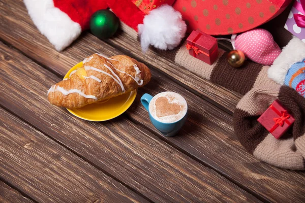 Taza de café y croissant sobre fondo navideño . — Foto de Stock