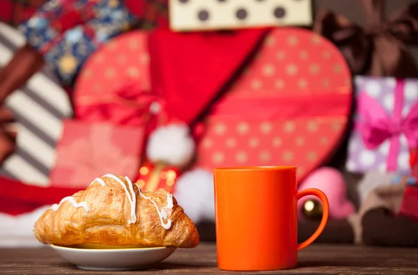 Cup of coffee and croissant on christmas background. — Stock Photo, Image