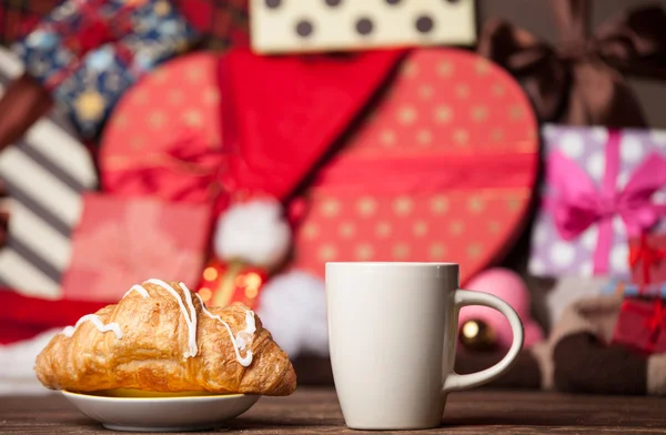 杯咖啡，牛角包圣诞背景. — 图库照片