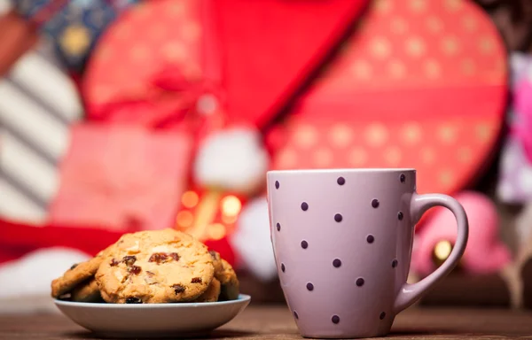 杯咖啡和圣诞节背景上的 cookie. — 图库照片