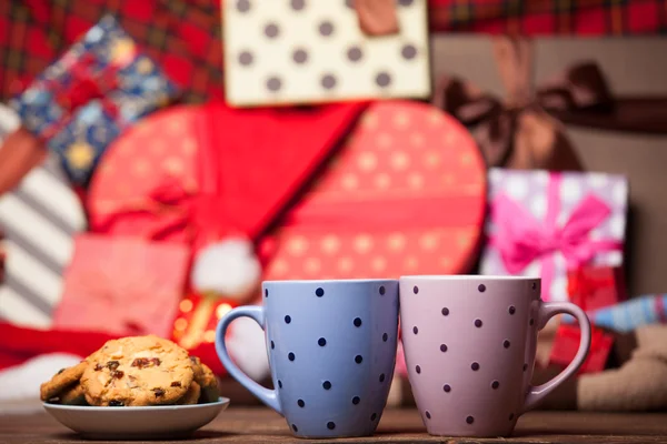 Zwei Tassen Kaffee und Croissant auf weihnachtlichem Hintergrund. — Stockfoto