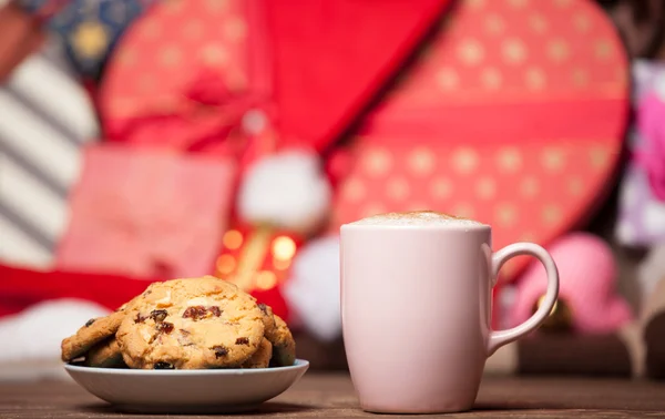 Galleta y taza de café sobre fondo navideño . — Foto de Stock