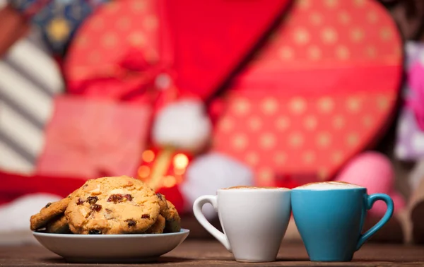两杯咖啡，牛角包圣诞背景. — 图库照片