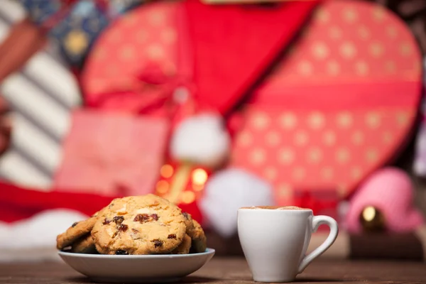 クッキーとクリスマスの背景の上にコーヒーを 1 杯. — ストック写真