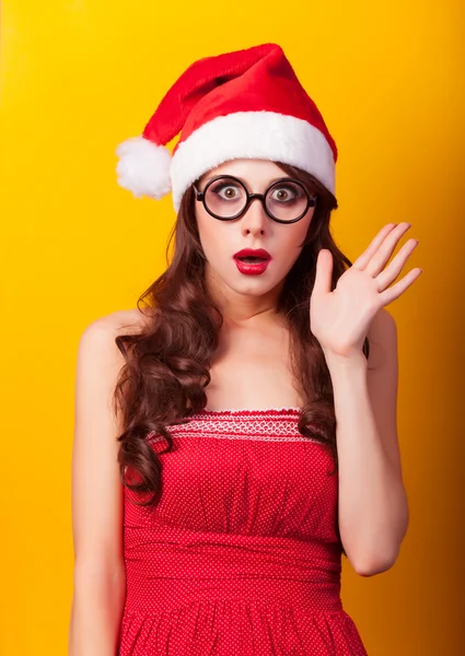 Piękna brunetka dziewczyna w Boże Narodzenie kapelusz z okularami na żółty — Zdjęcie stockowe