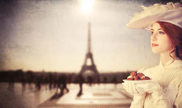 Beautiful redhead women with candy in Paris — Stock Photo, Image