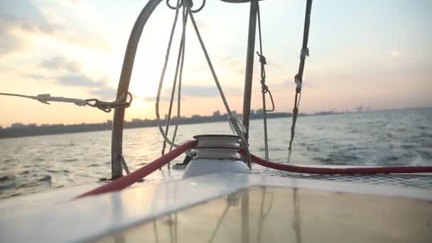 Вид з палуби яхти на море під час заходу сонця — стокове відео