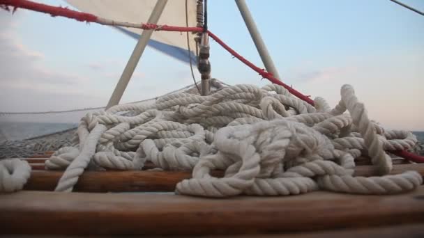 Vista dal ponte di uno yacht sul mare al tramonto — Video Stock