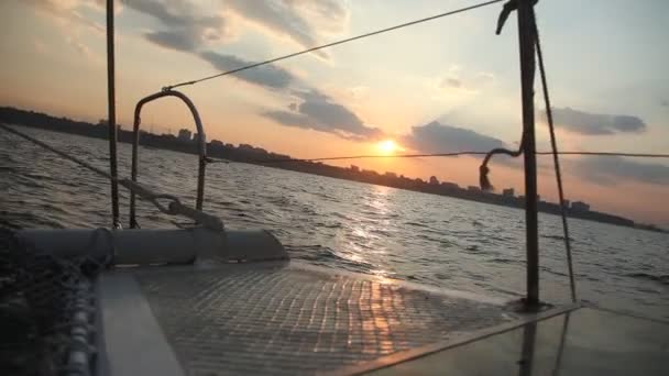 Blick vom Deck einer Jacht auf das Meer bei Sonnenuntergang — Stockvideo