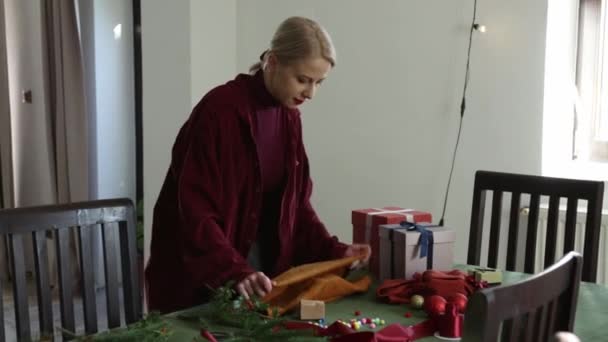 Женщина Заворачивает Подарок Экологическую Одежду Дома Современном Стиле — стоковое видео
