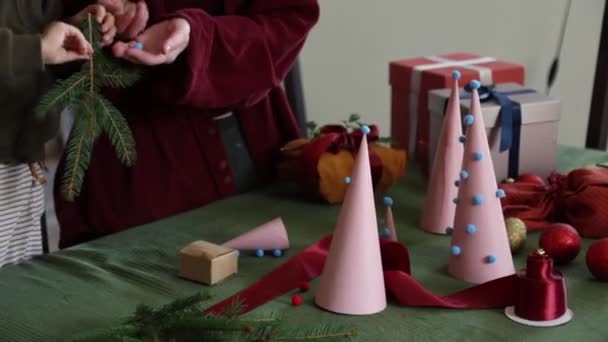 Mujer Con Niño Preparando Papel Árbol Navidad Manera Ecológica Casa — Vídeo de stock