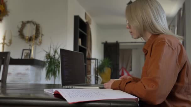 Desarrollador Mujer Que Trabaja Con Computadora Oficina Casa — Vídeo de stock