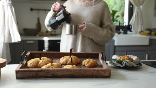 Iszik Kávét Háttérben Mellett Íróasztal Sütőtök Cookie Konyhában — Stock videók
