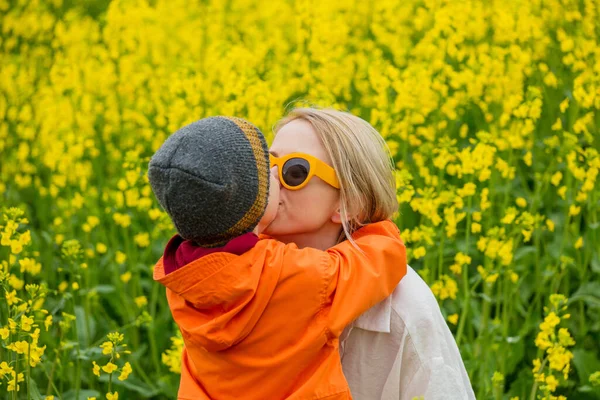 Blonde Mother Son Rapeseed Field — Stock Photo, Image
