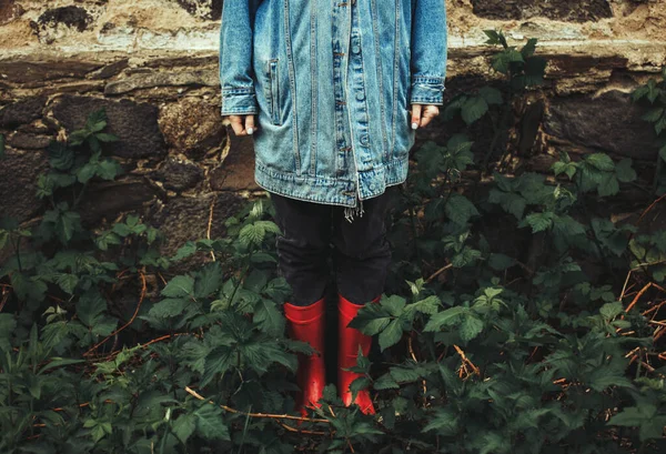 Kobieta Czerwonych Butach Dżinsowej Kurtce Pobyt Pobliżu Ściany Kraju — Zdjęcie stockowe