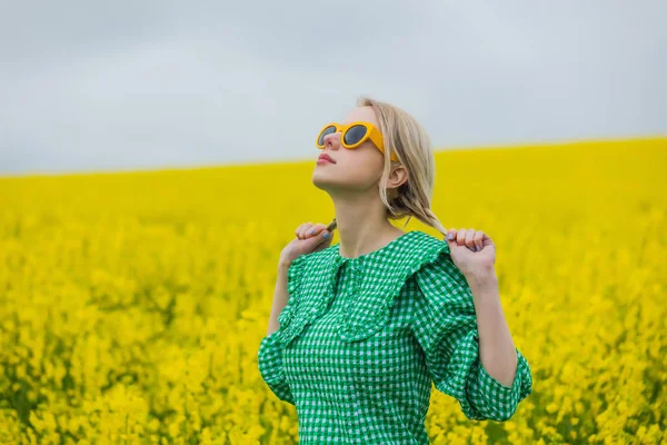 Sarı Güneş Gözlüklü Yeşil Elbiseli Sarı Kolza Tohumu Tarlasında Güzel — Stok fotoğraf
