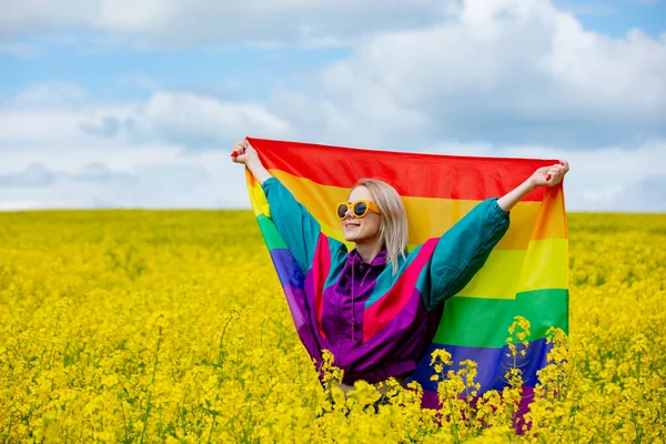 Mujer Con Bandera Arco Iris Lgbt Campo Colza Amarillo Primavera — Foto de Stock