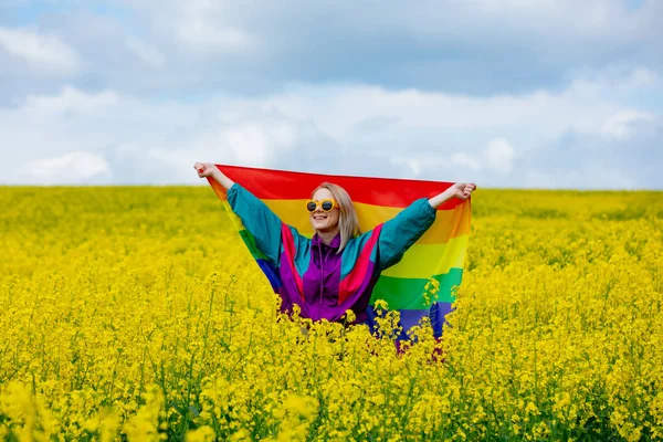 Mujer Con Bandera Arco Iris Lgbt Campo Colza Amarillo Primavera —  Fotos de Stock