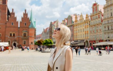Polonya 'nın Wroclaw kentinde tatil yapan güneş gözlüklü turist kadın.