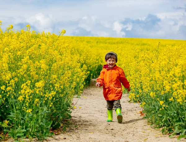 Happy Kid Running Rapeseed Field Spring — Stock Photo, Image