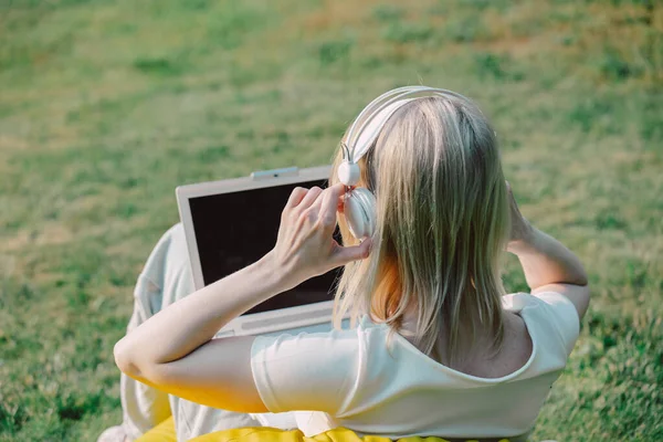 Mädchen Arbeitet Heimischen Büro Laptop Garten — Stockfoto