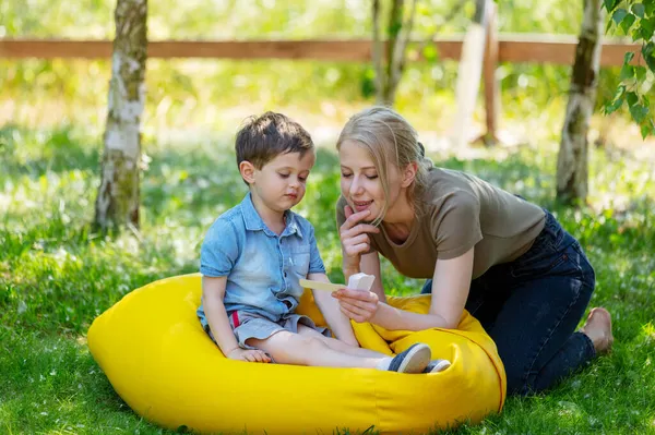 Mom Teaches Pronounce Words Using Doman Technique Autistic Child Yard — Stock Photo, Image