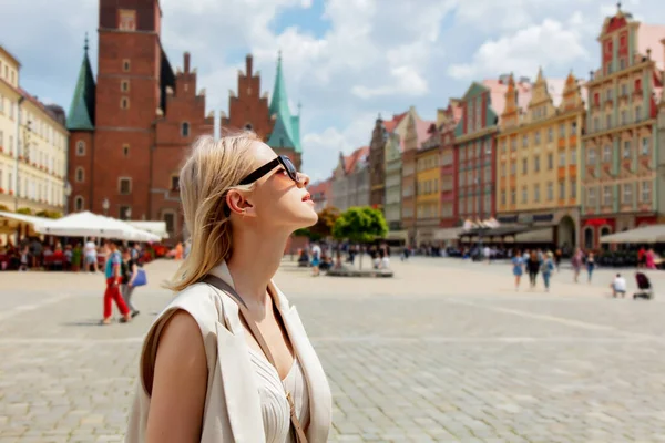 Femme Touristique Lunettes Soleil Vacances Dans Vieille Ville Wroclaw Pologne — Photo