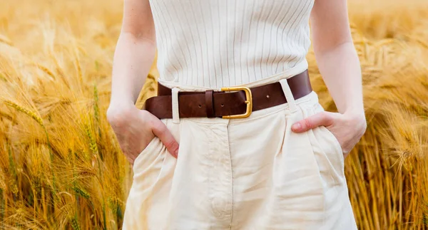Vista Sobre Torso Mulher Calças Cinto Com Trigo Dourado Fundo — Fotografia de Stock