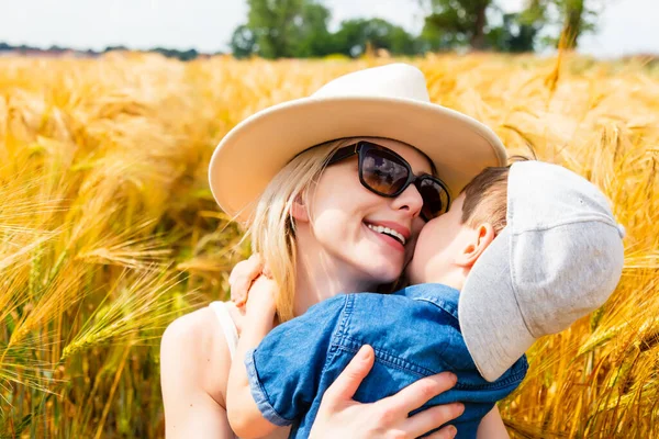 Glückliche Mutter Mit Sohn Der Sich Auf Weizenfeld Umarmt — Stockfoto