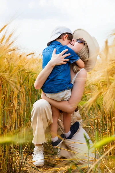 Felice Mamma Con Figlio Che Abbraccia Sul Campo Grano — Foto Stock