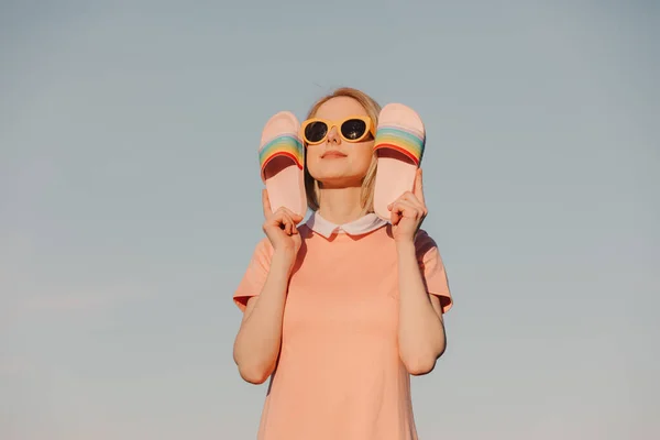 Stile Donna Abito Rosa Con Scarpe Sfondo Cielo Blu — Foto Stock