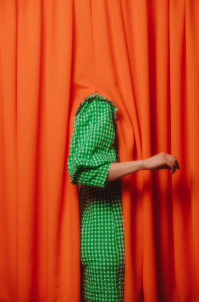 Chica Vestido Verde Esconde Cabeza Cortinas Naranjas — Foto de Stock