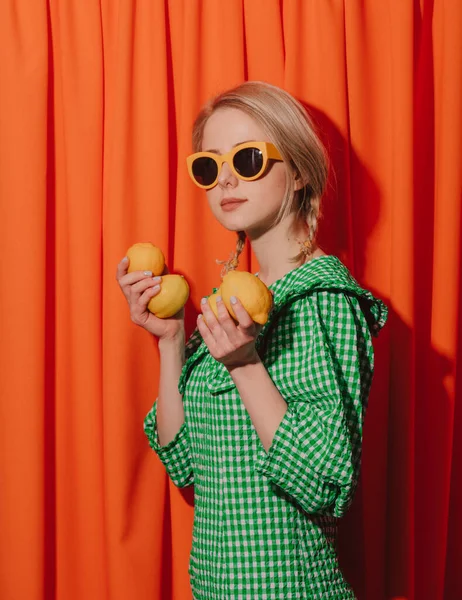 Style Femme Robe Verte Lunettes Soleil Avec Des Citrons Sur — Photo