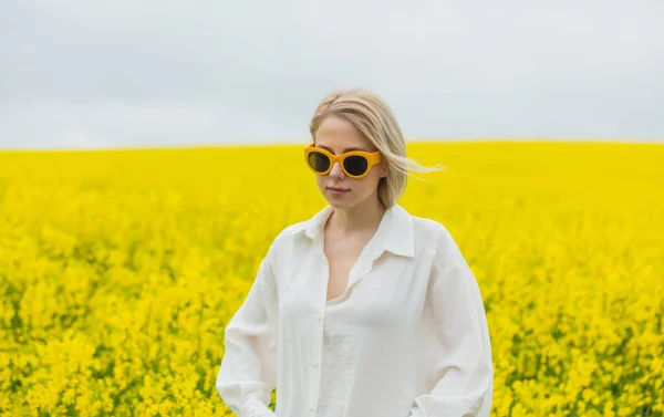 Piękna Blondynka Żółtych Okularach Białej Koszuli Żółtym Polu Rzepaku — Zdjęcie stockowe