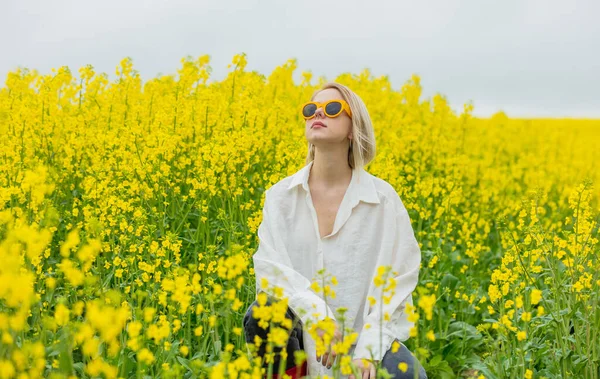 Beautiful Blonde Yellow Sunglasses White Shirt Yellow Rapeseed Field — Stock Photo, Image