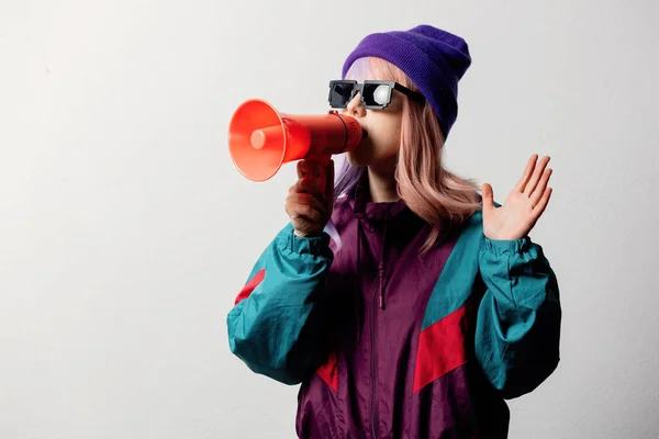 Hermosa Mujer Gafas Sol Con Megáfono Traje Deportivo Los Años —  Fotos de Stock