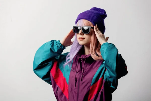 Mujer Sorprendida Gafas Sol Traje Deportivo Los Sobre Fondo Blanco —  Fotos de Stock