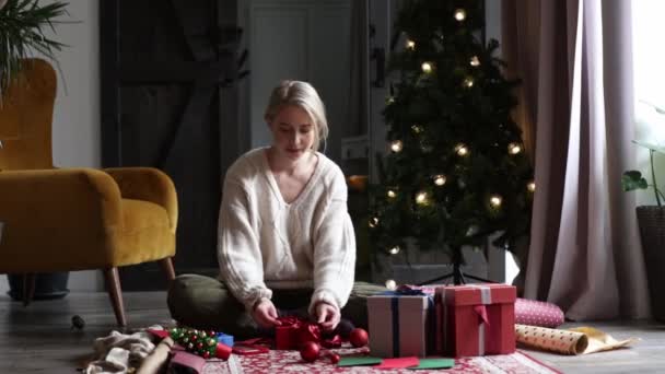 Mujer Que Envuelve Los Regalos Navidad Casa Suelo — Vídeo de stock