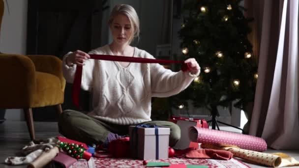 Donna Che Avvolge Regali Natale Casa Piano — Video Stock