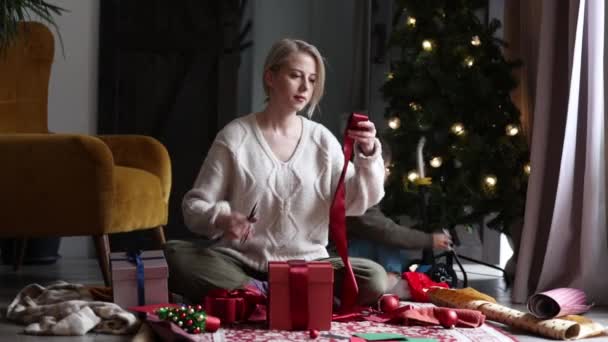 Mujer Que Envuelve Los Regalos Navidad Casa Suelo — Vídeo de stock