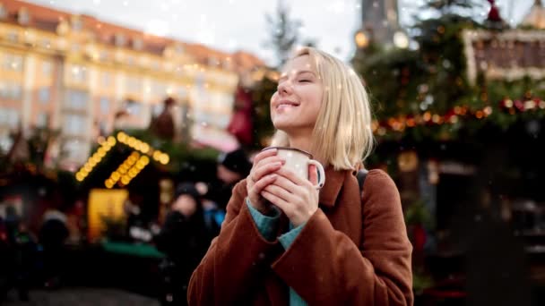 Rubia Con Vino Caliente Mercado Navidad Dresde Alemania — Vídeos de Stock