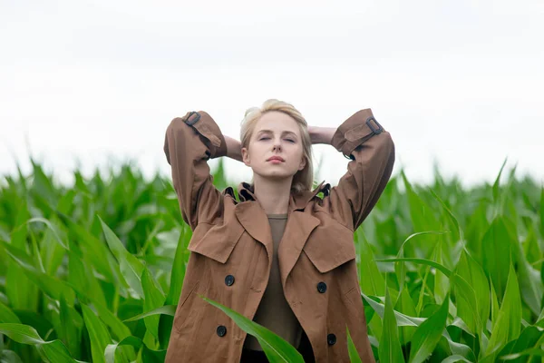 Blonde Frau Sommermantel Kornfeld — Stockfoto