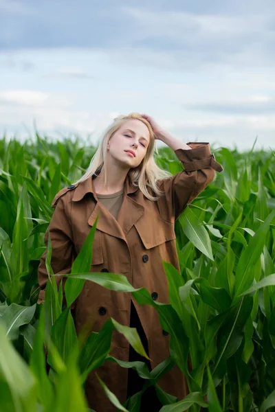 Blondýny Žena Plášti Kukuřičném Poli Létě — Stock fotografie
